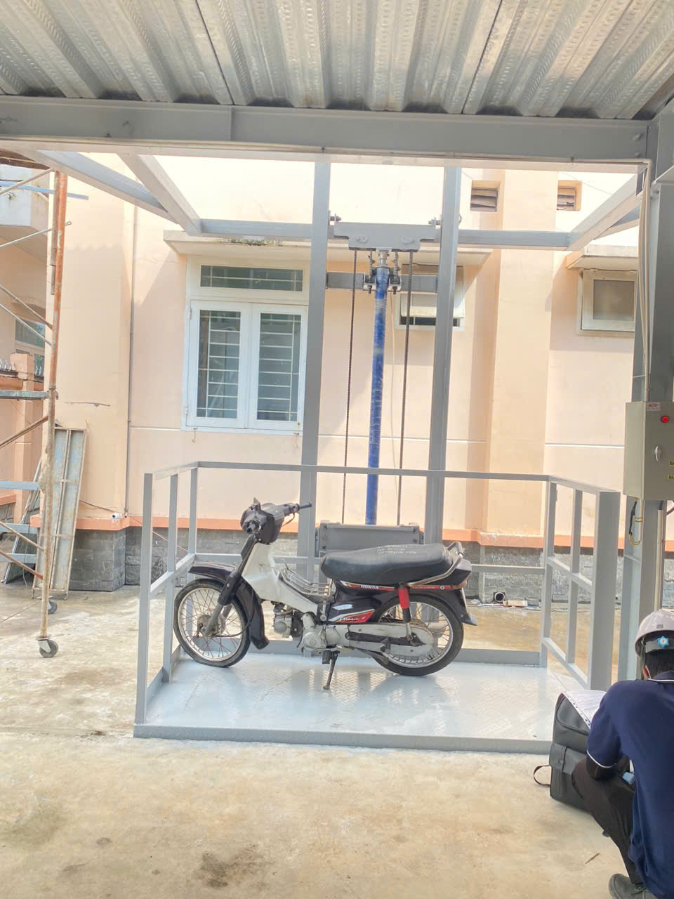Thang nâng xe máy thủy lực thang nang xe may