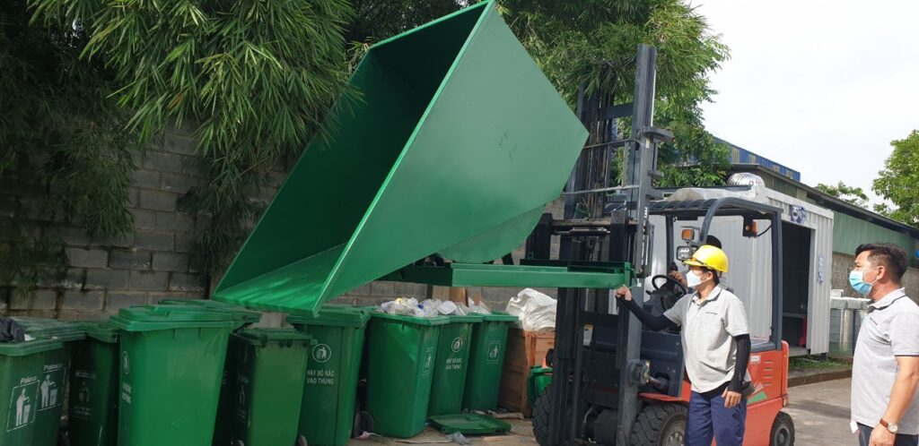 Giao Hàng Self Dumping Hoppers cho công ty Weida! Thùng rác công nghiệp tự đổ 660 lít