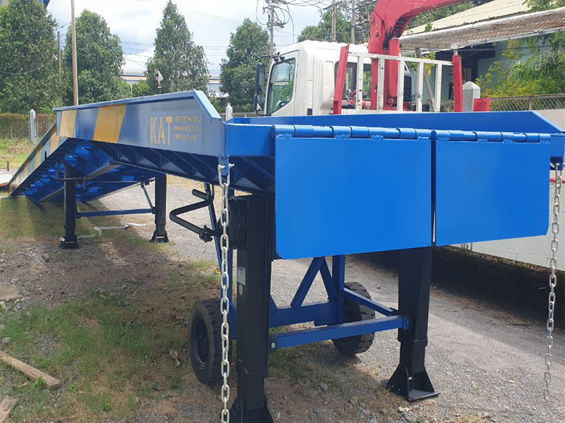 Bàn Giao Cầu Xe Nâng Di Động Container Tại Hồ Chí Minh Cau xe nang chui vao thung container