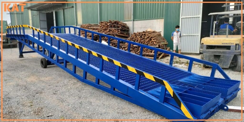 Cách lựa chọn cầu dẫn xe nâng lên container tiết kiệm chi phí cach lua chon cau dan xe nang len container
