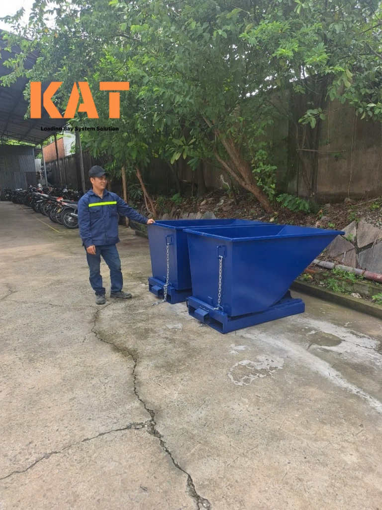 An Toàn Lao Động Với Thùng Rác Công Nghiệp Tự Đổ (Self-Dumping Hopper hay Tipping Skip) self-dumping-hopper-dong-nai