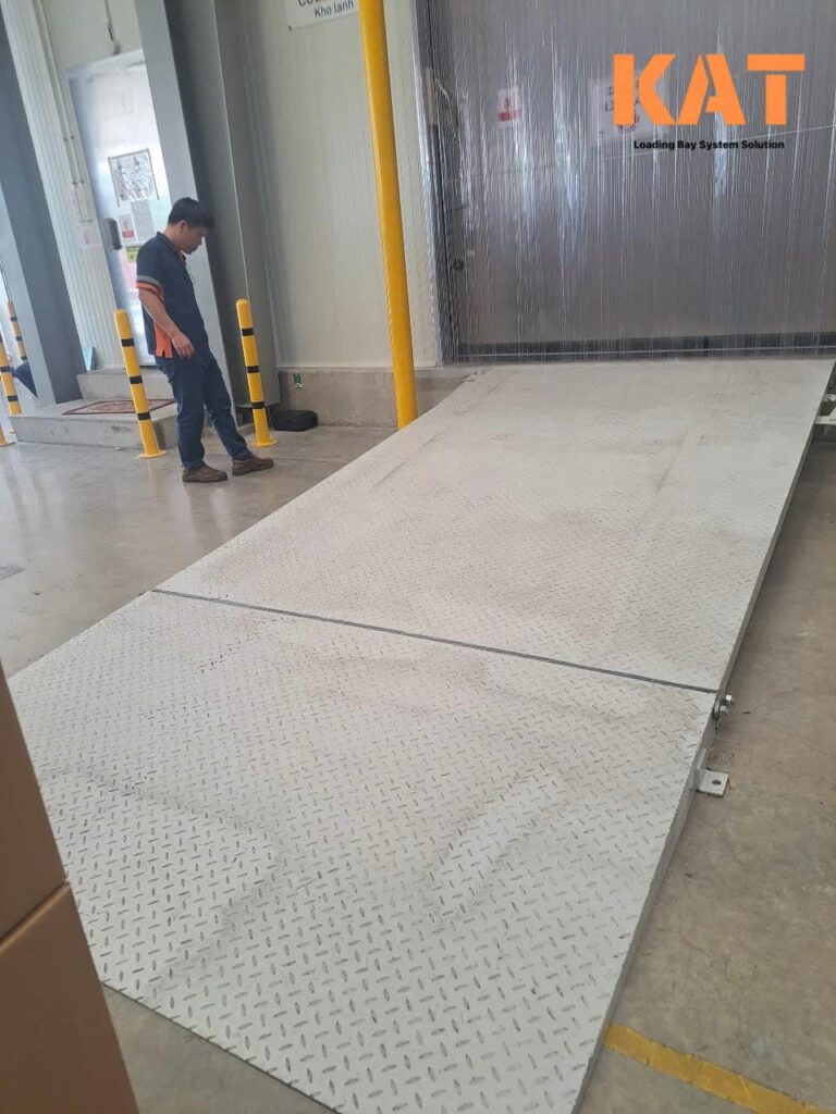 Lắp Đặt Sàn Nâng Xe Tải Cho Công Ty Logistics Tại Bình Dương lap dat san nang xe tai