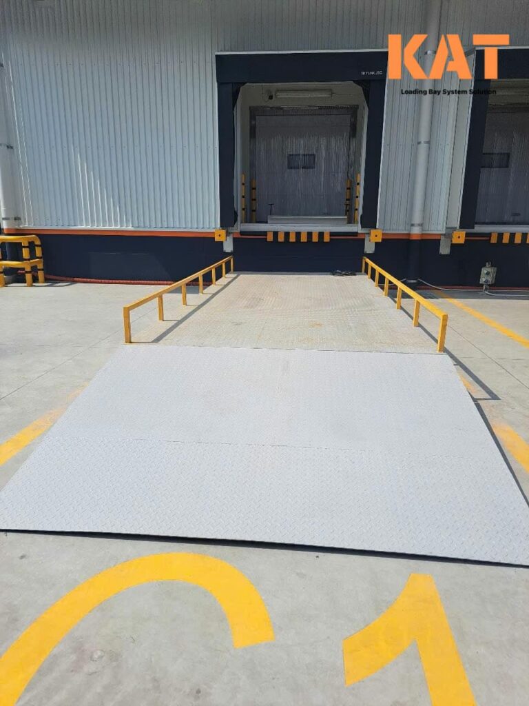 Lắp Đặt Sàn Nâng Xe Tải Cho Công Ty Logistics Tại Bình Dương san nang xe tai