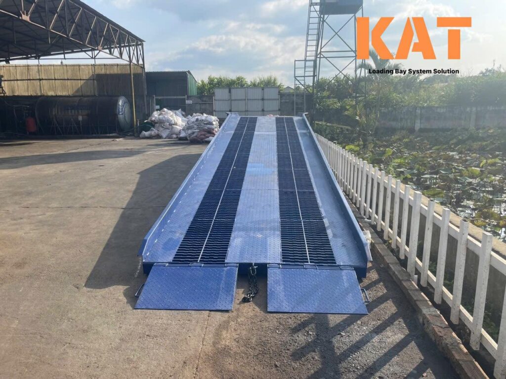 Bàn Giao Cầu Dẫn Xe Nâng Lên Container (Container Loading Ramp) Cho Công Ty Louis Dreyfus Company (LDC) Tại Bình Dương cau-dan-xe-nang-len-container-Binh-Duong