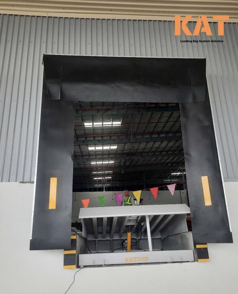 Lắp đặt Sàn Nâng Thủy Lực (Dock Leveler) và Bạt Che (Dock Shelter) cho Công ty Nhựa tại Vũng Tàu – Giải pháp Tối Ưu Hóa Quy Trình Vận Hành san nang va bat che vung tau
