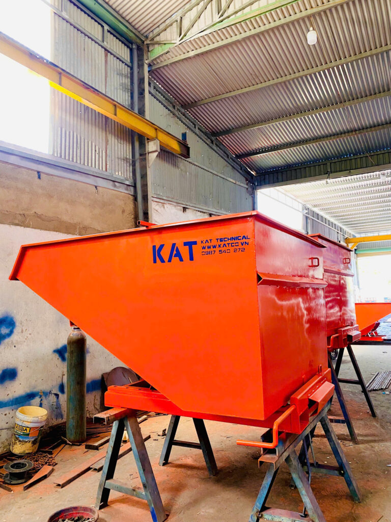 So sánh thùng rác tự đổ & thùng rác thường: Vì sao doanh nghiệp nên chọn thùng rác tự đổ? thùng rác công nghiệp tự đổ