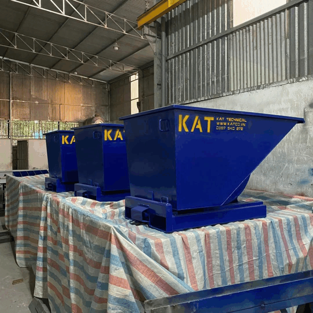 So sánh thùng rác tự đổ & thùng rác thường: Vì sao doanh nghiệp nên chọn thùng rác tự đổ? thung rac sat tu do