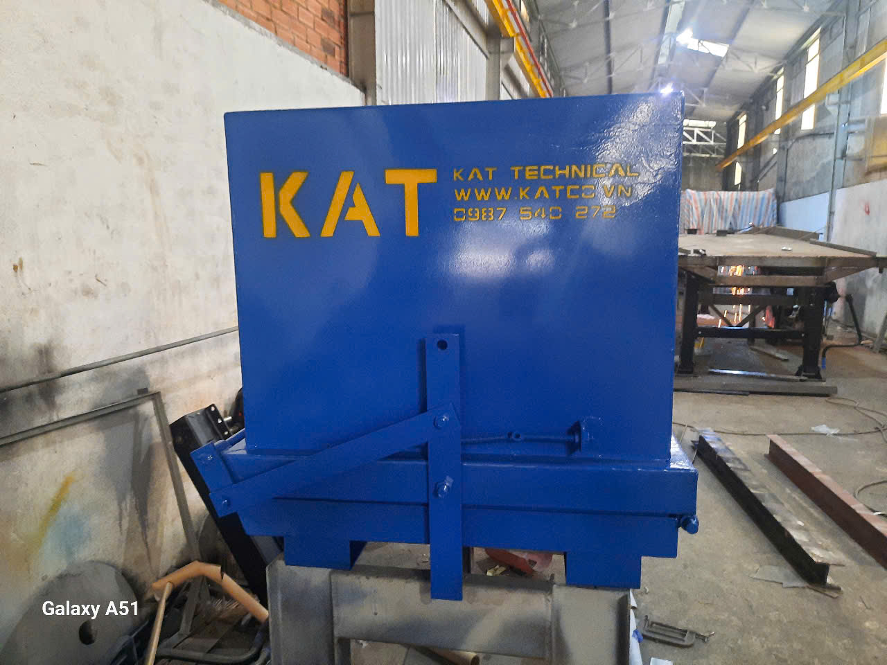 bottom discharged skip