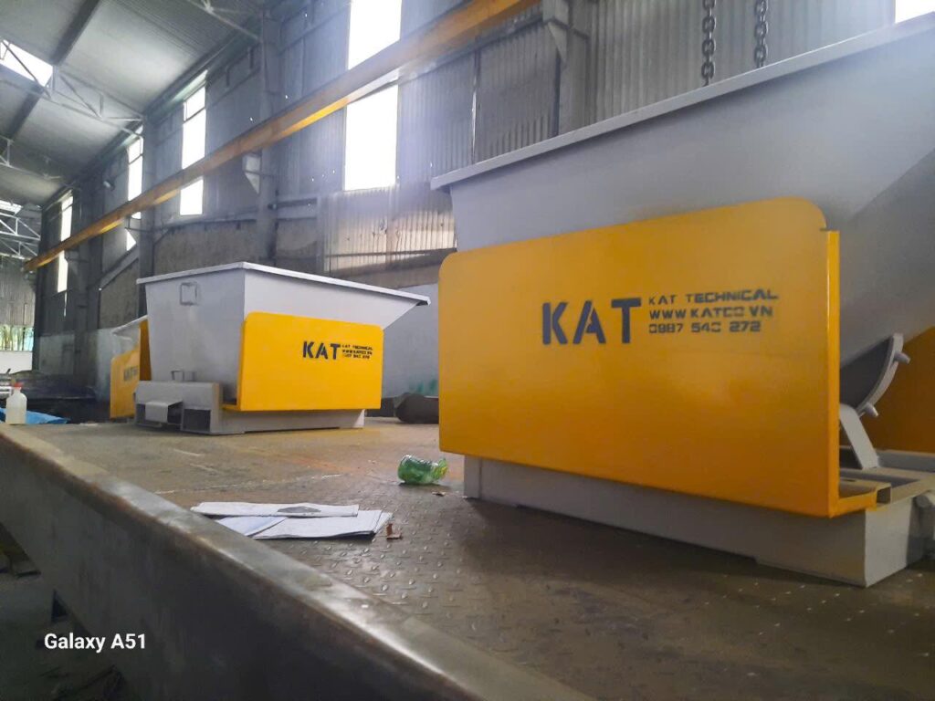 So sánh thùng rác tự đổ & thùng rác thường: Vì sao doanh nghiệp nên chọn thùng rác tự đổ? thung rac tu do cong nghiep kat
